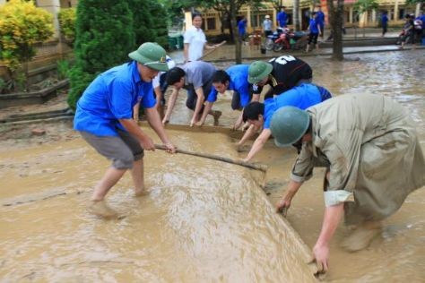 Central region cleans up after floods  - ảnh 1